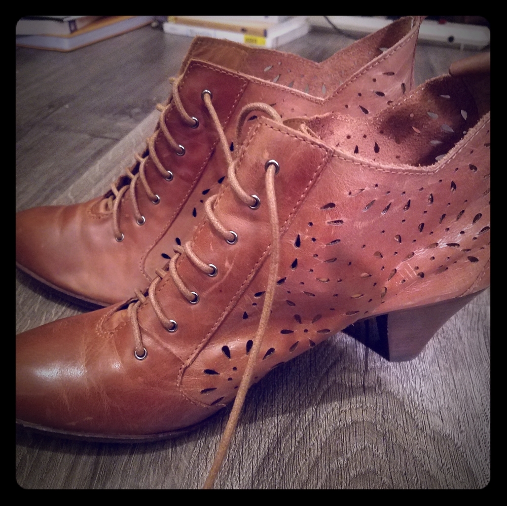 Anthropologie Latige lasercut Oxfords size 9